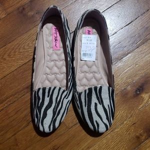 BRAND NEW Betsey Johnson Flats